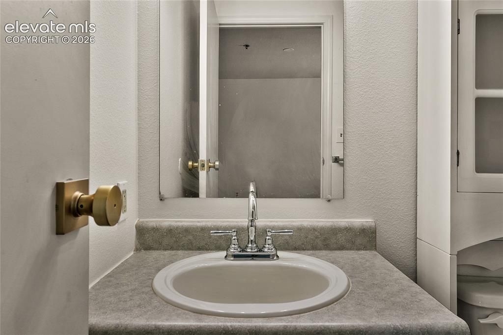 Image 15 of 27: Bathroom