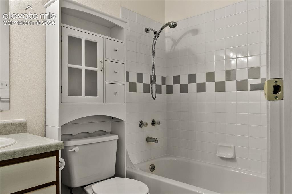 Image 16 of 27: Bathroom