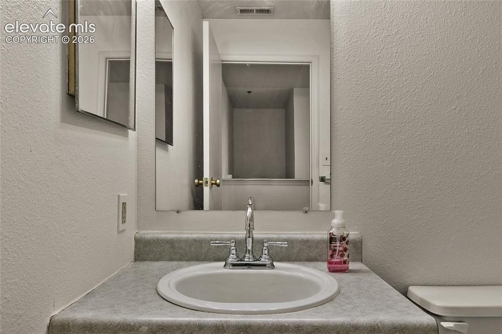 Image 17 of 27: Bathroom