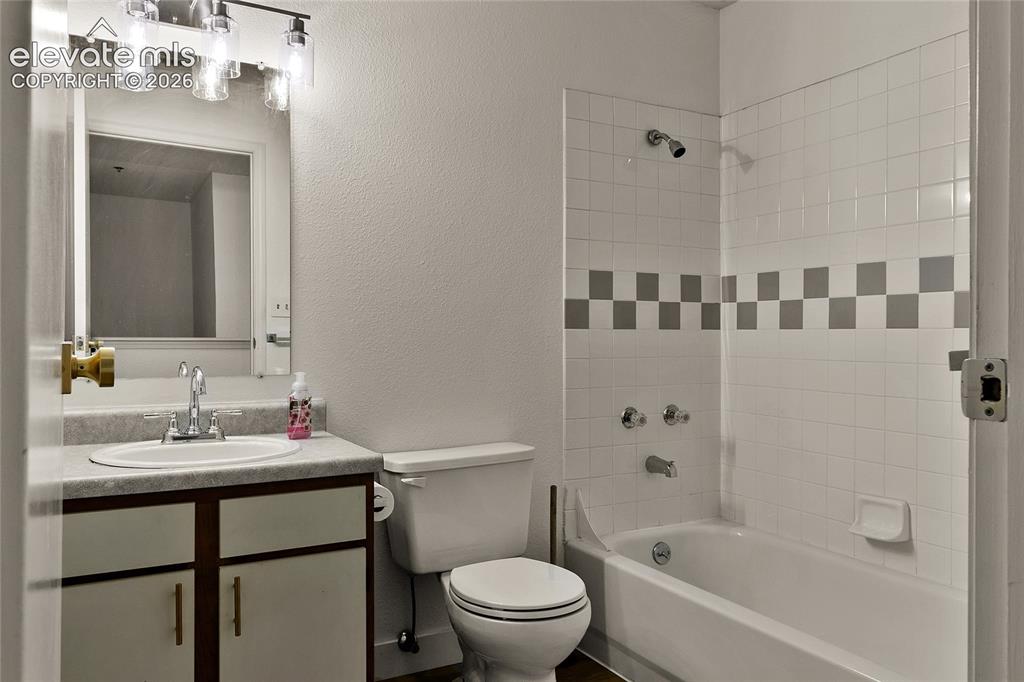 Image 18 of 27: Bathroom