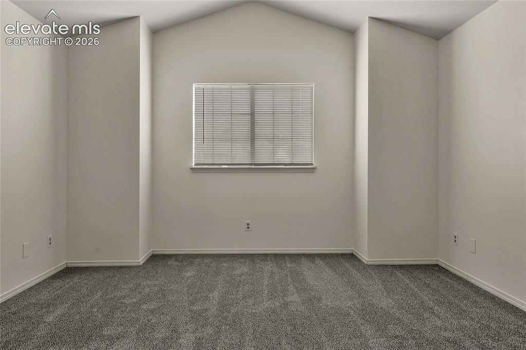 Image 19 of 27: Bedroom