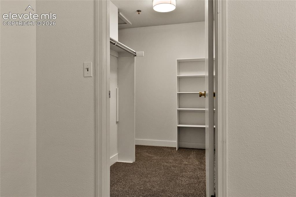 Image 21 of 27: Closet