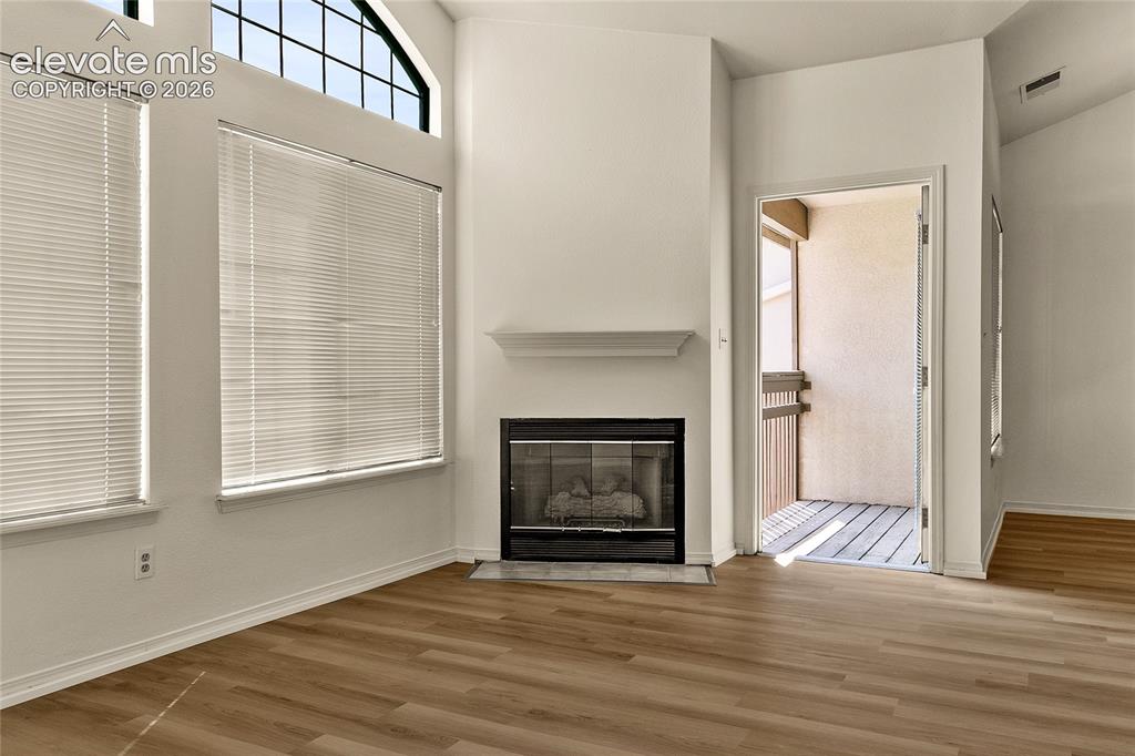 Image 22 of 27: Living Room