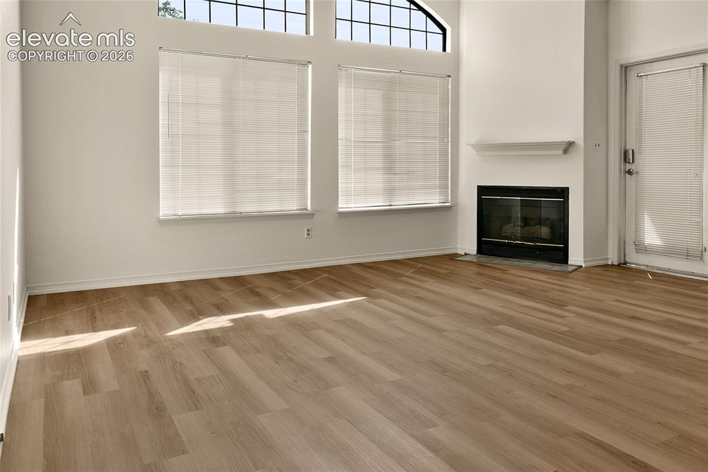 Image 3 of 27: Living Room