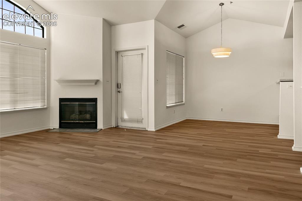 Image 4 of 27: Living Room