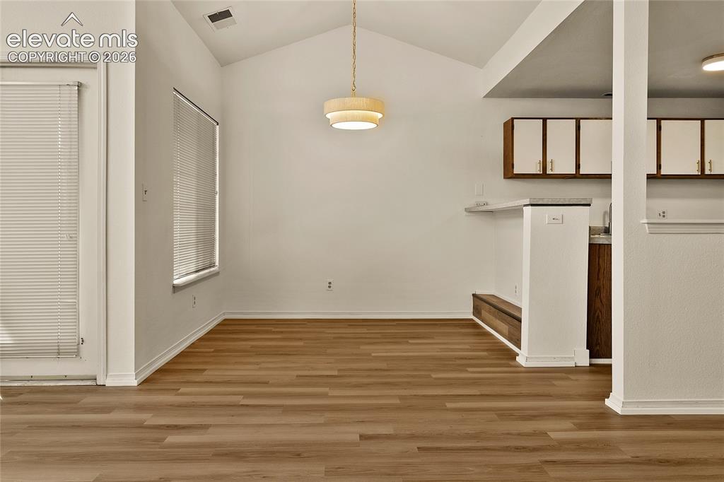 Image 5 of 27: Dining Area