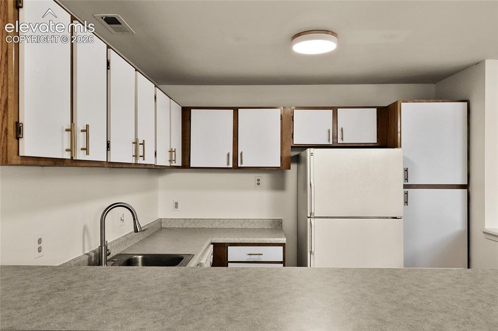 Image 7 of 27: Kitchen