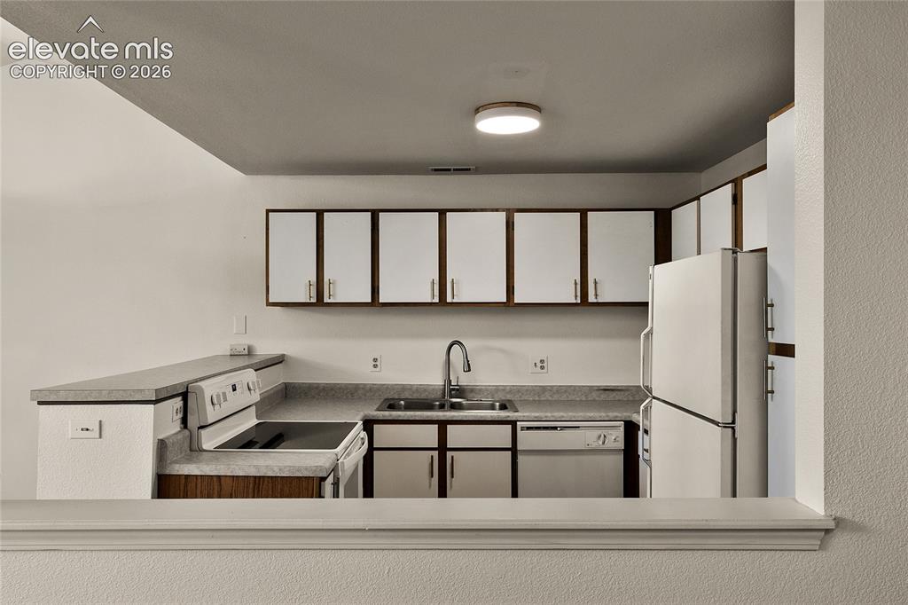 Image 8 of 27: Kitchen