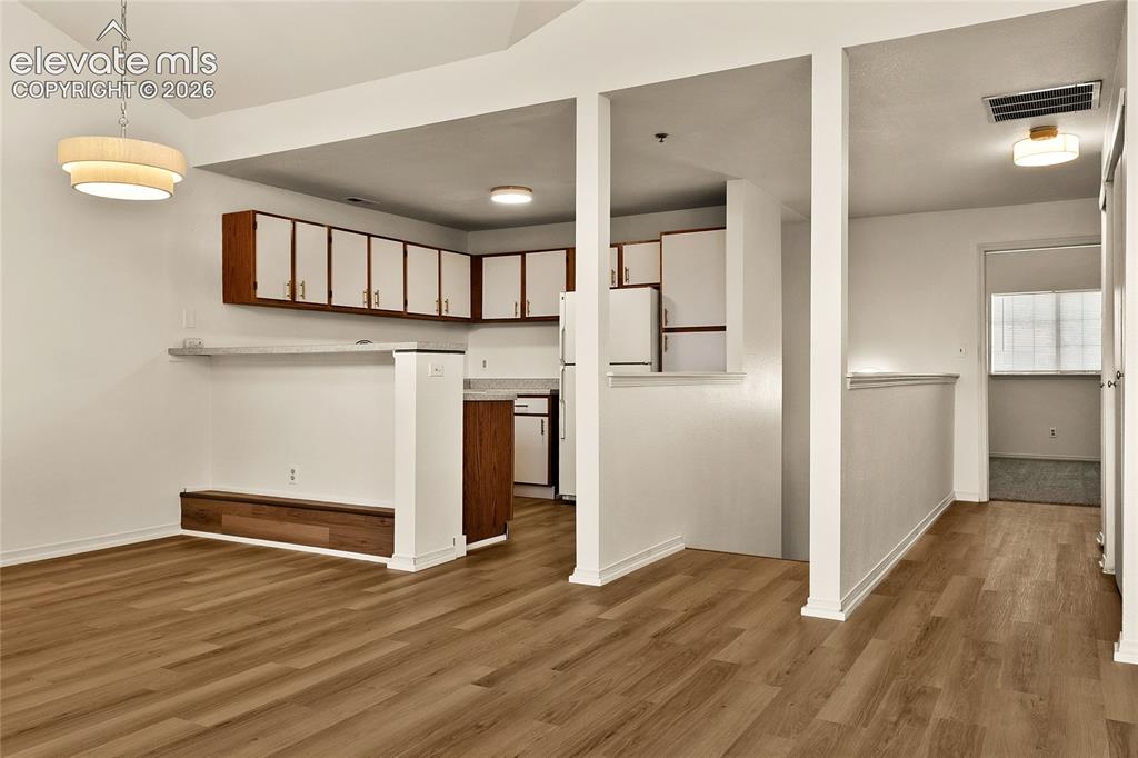Image 9 of 27: Kitchen