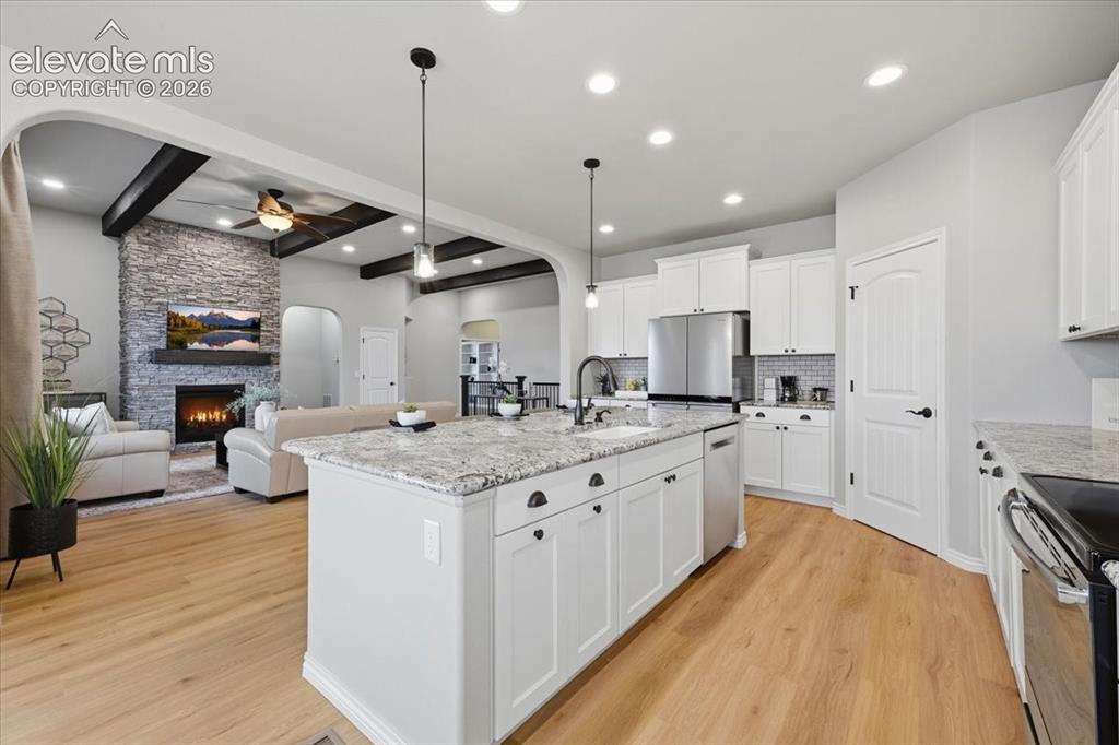Image 22 of 49: Kitchen
