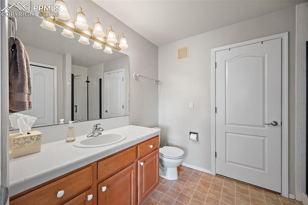 Image 26 of 49: Bathroom