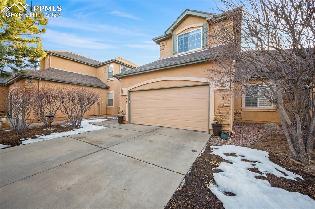Image 4 of 50: 2894 sq. feet with 3 beds and 3 baths.