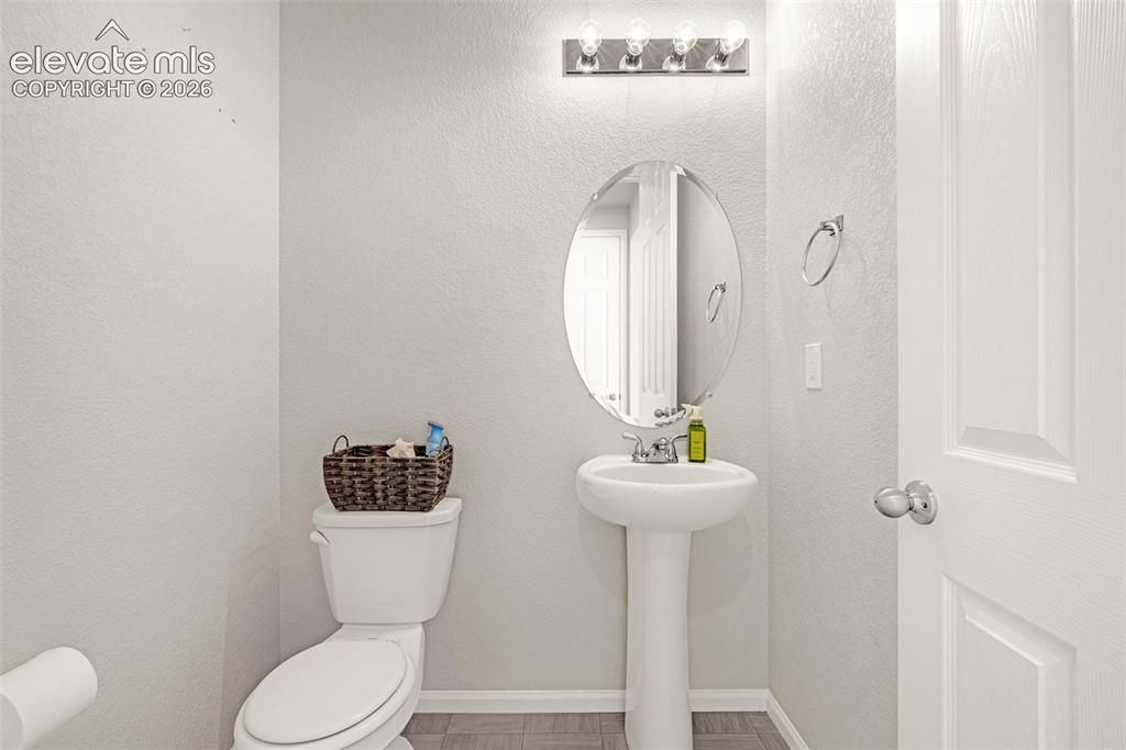 Image 11 of 35: 1/2 Bathroom