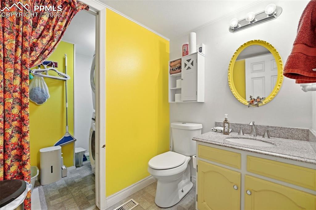 Image 22 of 36: Bathroom