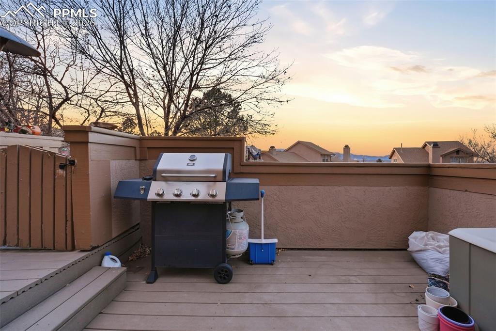 Image 31 of 36: Deck