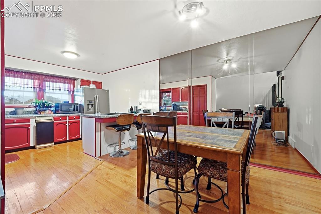 Image 6 of 36: Dining Area