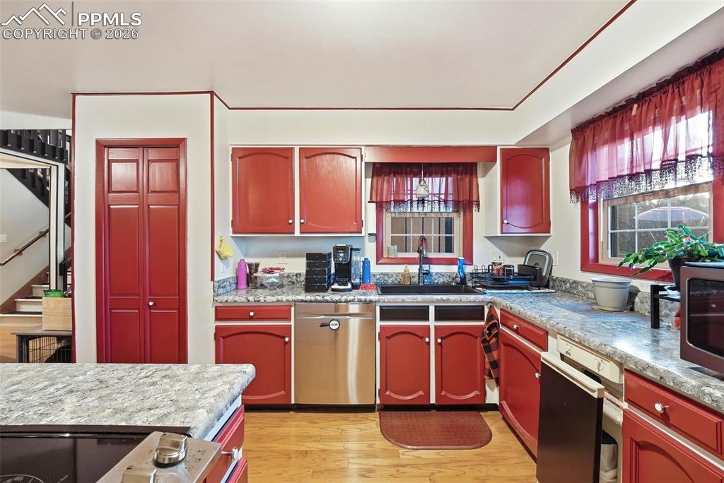 Image 7 of 36: Kitchen