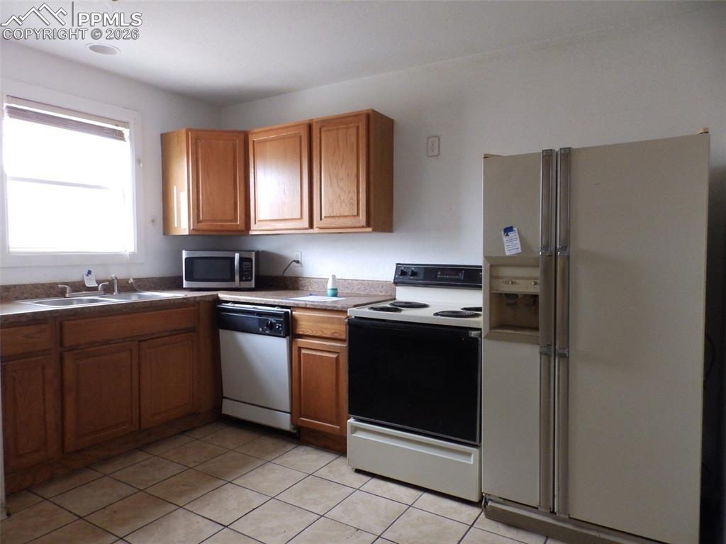 Image 2 of 9: Kitchen