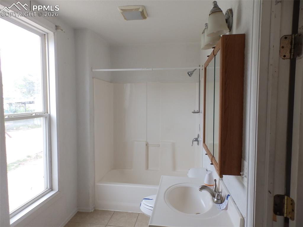 Image 7 of 9: Bathroom