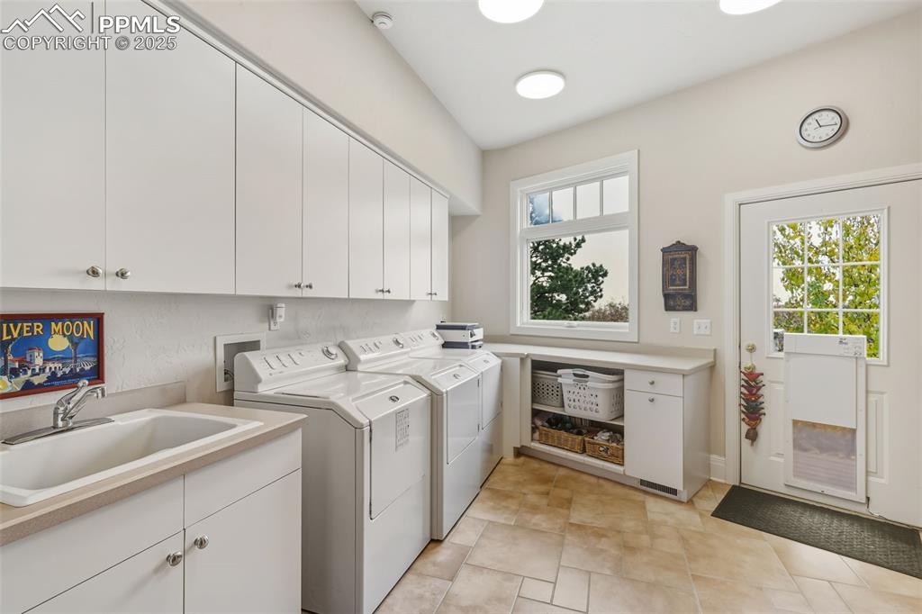 Image 20 of 50: Laundry