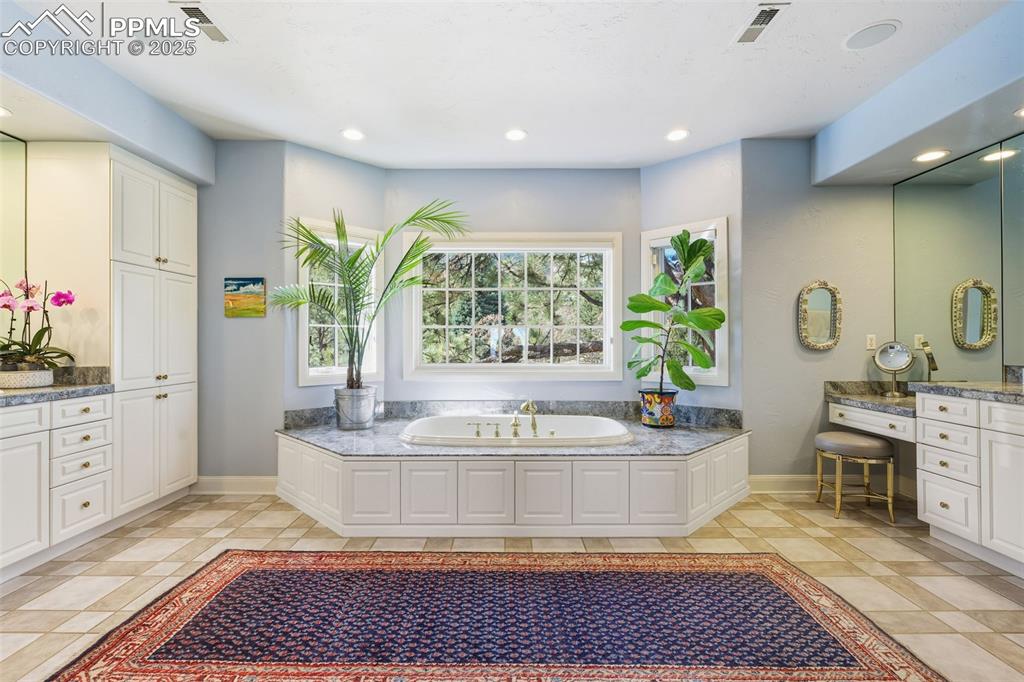 Image 26 of 50: Bathroom