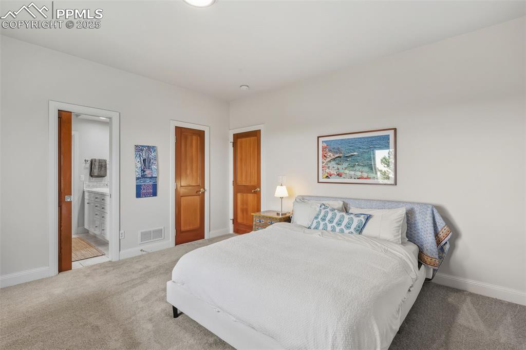 Image 29 of 50: Bedroom