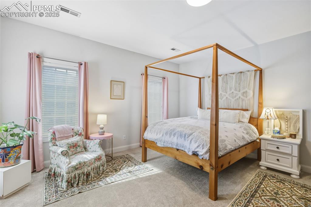 Image 33 of 50: Bedroom