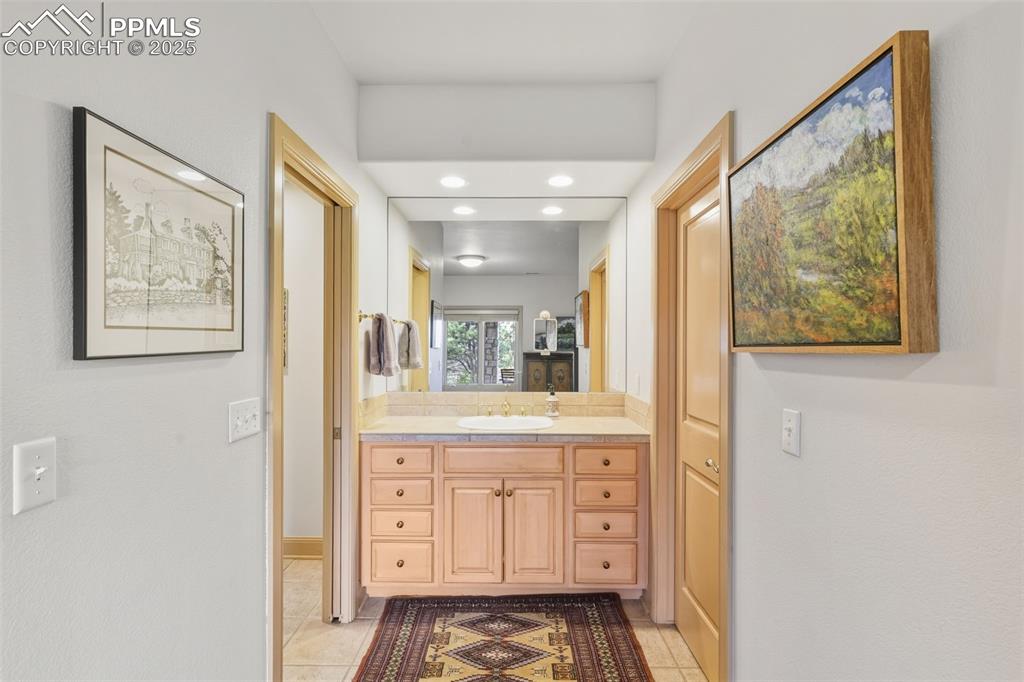 Image 40 of 50: Bathroom