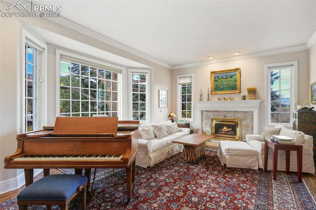 Image 6 of 50: Sitting Room