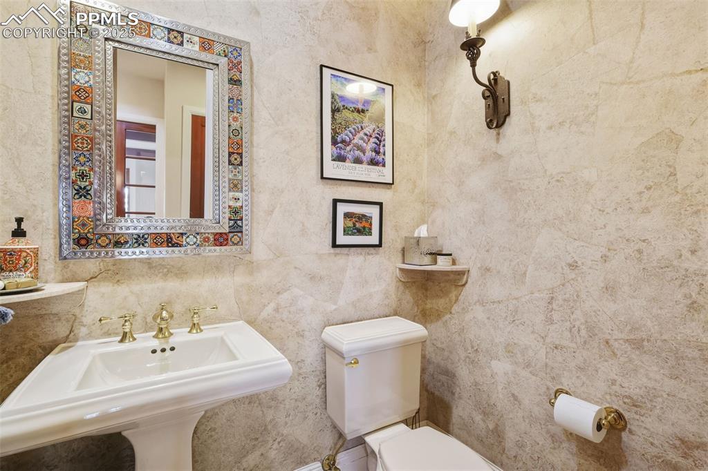 Image 9 of 50: Bathroom