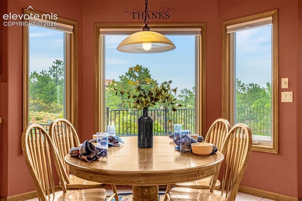Image 9 of 43: Eat-in kitchen space