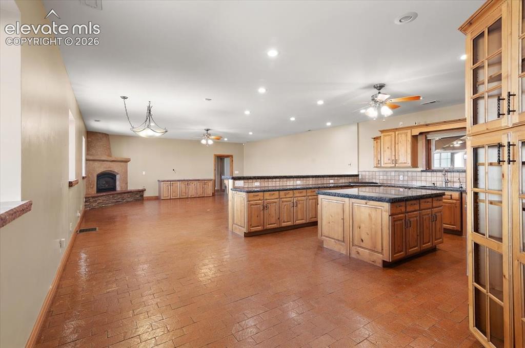Image 16 of 50: Dining area