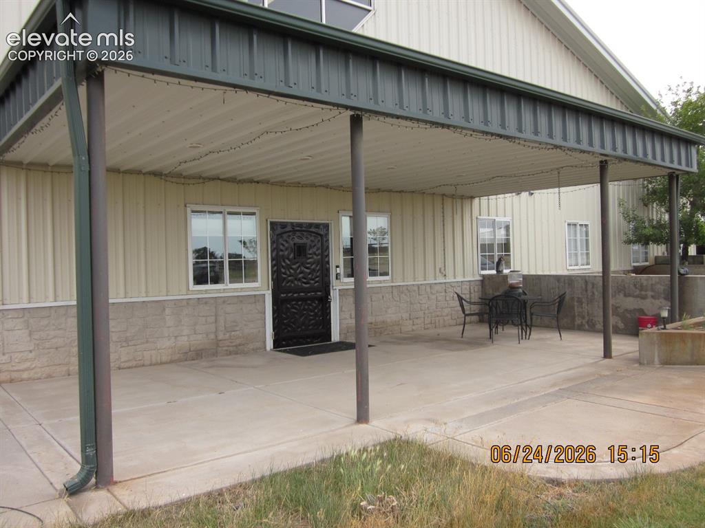 Image 7 of 34: Pipe fenced turn out area 72 ft. x 120 ft.