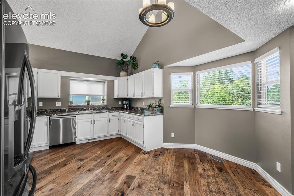 Image 11 of 50: Kitchen