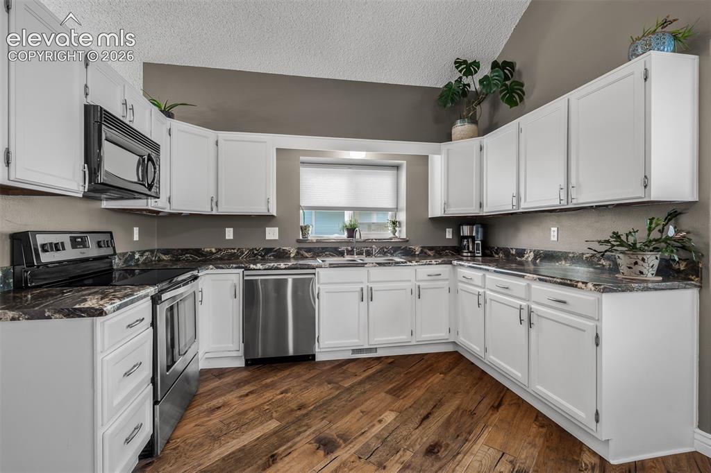 Image 13 of 50: Kitchen