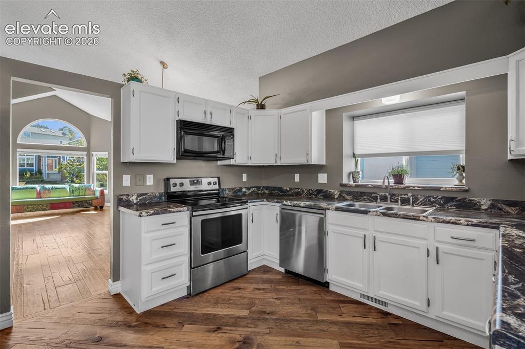 Image 14 of 50: Kitchen
