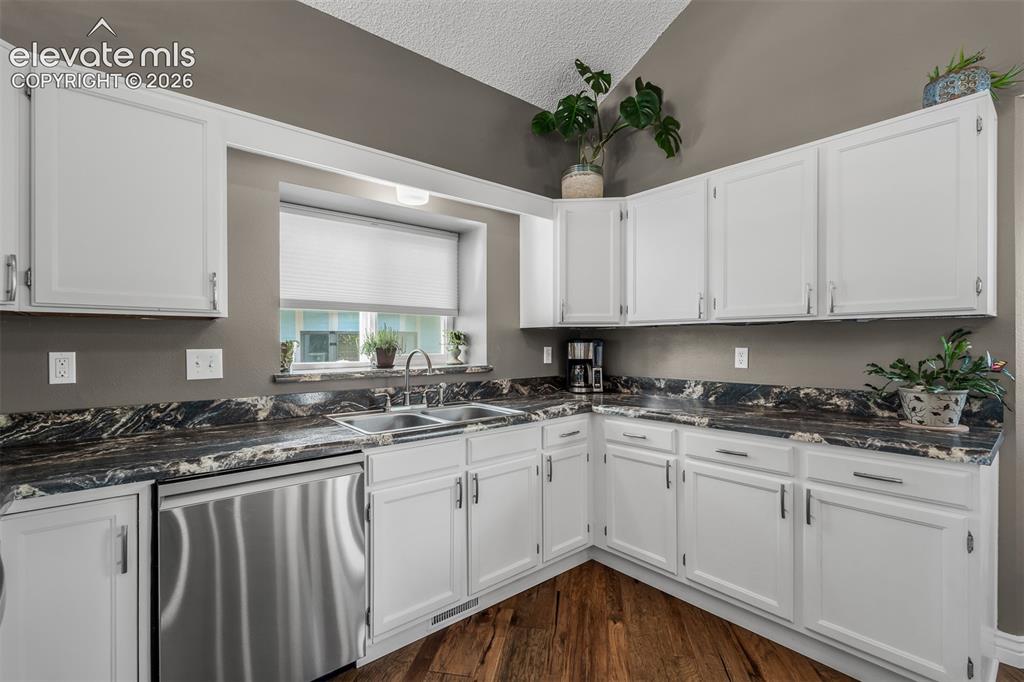Image 15 of 50: Kitchen