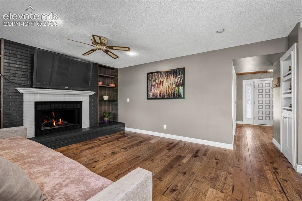 Image 19 of 50: Living Room