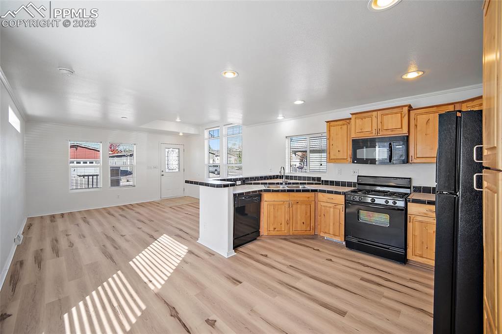 Image 10 of 31: Kitchen