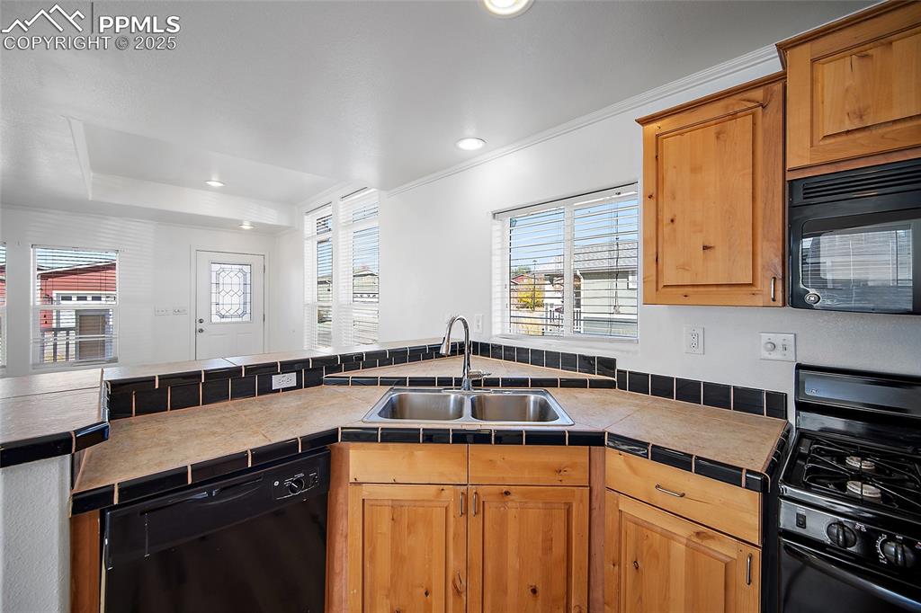 Image 11 of 31: Kitchen