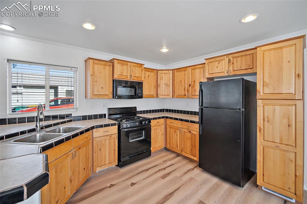 Image 12 of 31: Kitchen