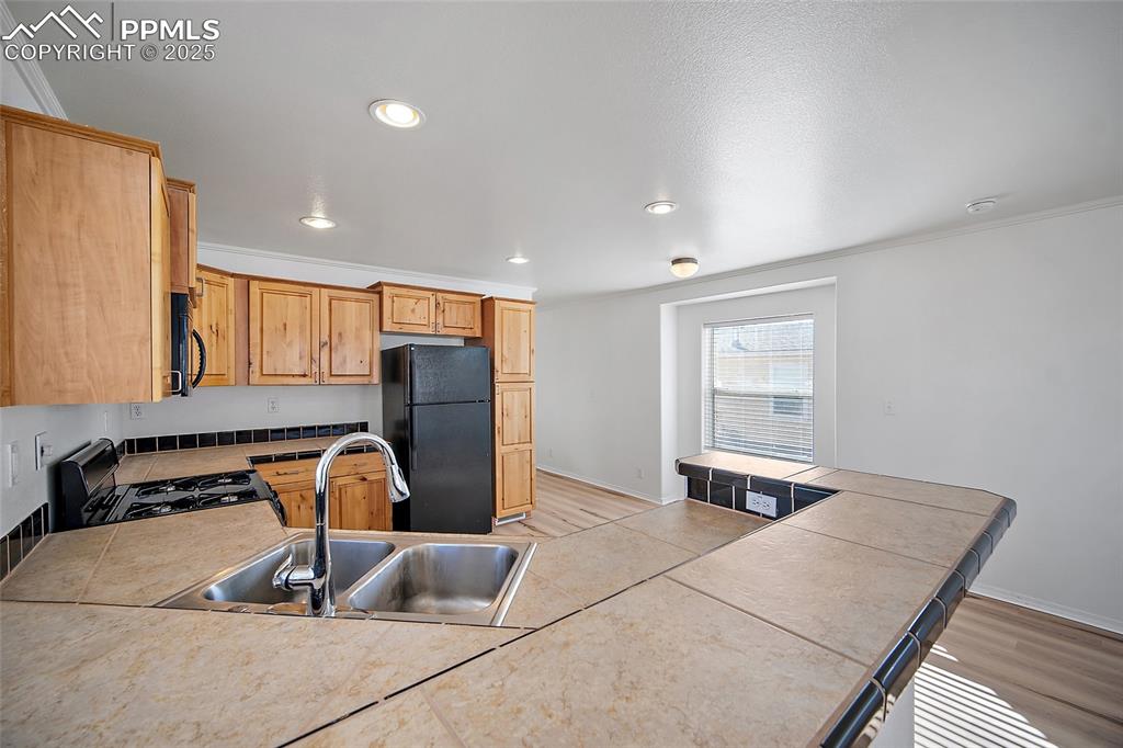 Image 15 of 31: Kitchen