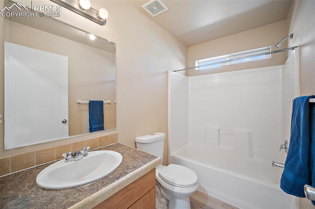 Image 21 of 31: Bathroom