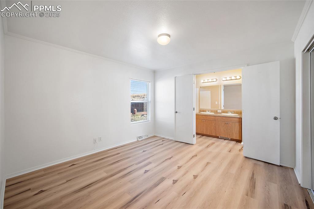 Image 22 of 31: Bedroom