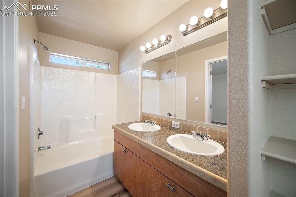 Image 26 of 31: Bathroom