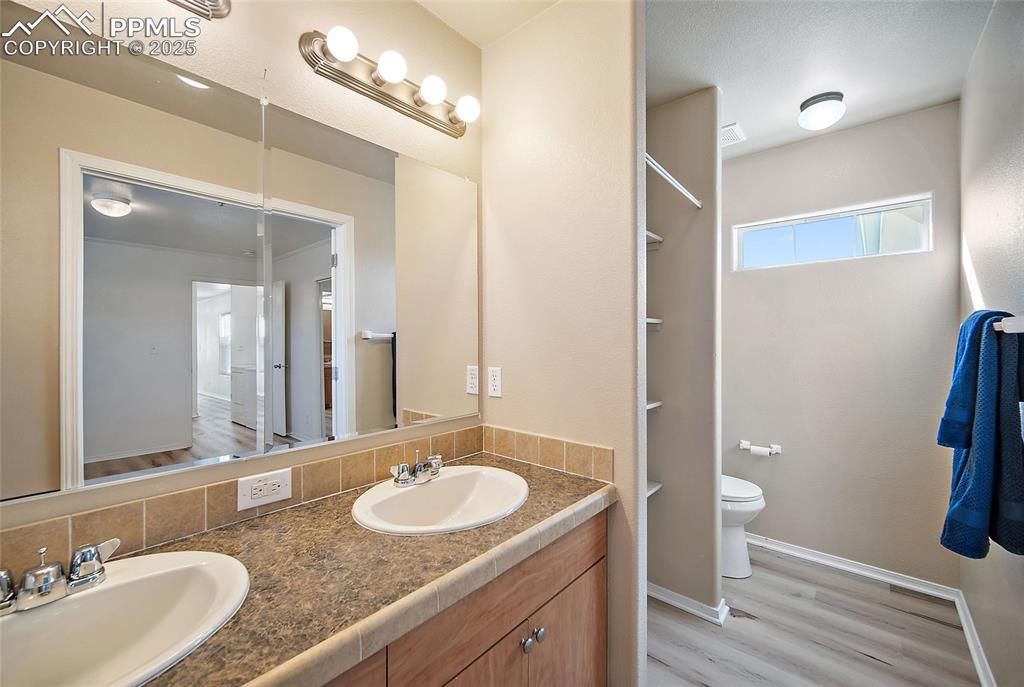 Image 27 of 31: Bathroom