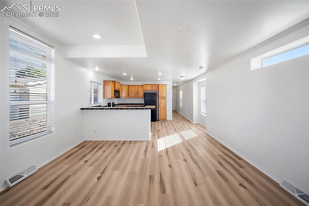 Image 7 of 31: Kitchen