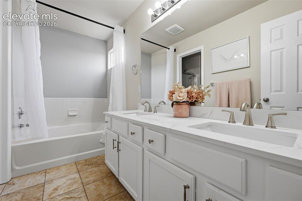 Image 18 of 34: Bathroom