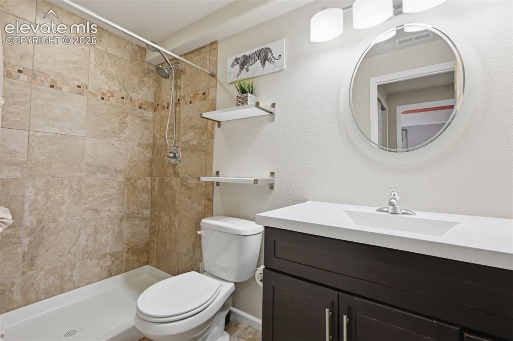 Image 19 of 34: Bathroom