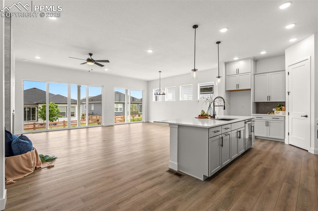 Image 13 of 43: Kitchen